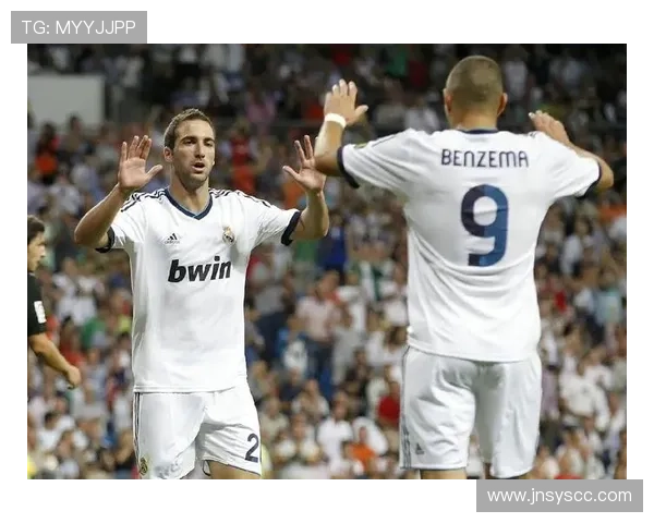 本泽马如何以伪9号角色重新定义现代中锋