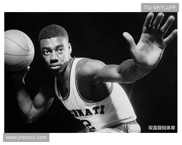 奥斯卡·罗伯特森无球牵制改变防守布局，主导三双体系